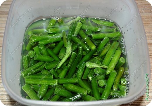 Ингредиенты:
филе куриной грудки ~500г
зелёная стручковая фасоль ~ 250-300 грамм
орехи ~ 50 грамм
лимон - 1шт
укроп
соль, молотый черный перец
специи (тимьян, базилик, розмарин - по своему вкусу)
растительное масло

Приготовление:

Если фасоль свежая, то отрезать носики и хвостики, вымыть и нарезать небольшими кусочками, если используете замороженную зеленую фасоль, то залить ее кипятком, через пару минут воду слить (фото 2)