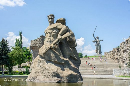 Привет. Я недавно была в Волгограде на 3 дня. В этом городе очень круто. Мы были на Мамаевом кургане, в Планетарии, в панораме Сталинградской битвы, около разрушенного здания, в краеведческом музее и просто гуляли по городу. Мама не всегда давала мне фотоаппарат. Но я всё равно не обижена, потому что сделала много хороших фотографий. (фото 1)