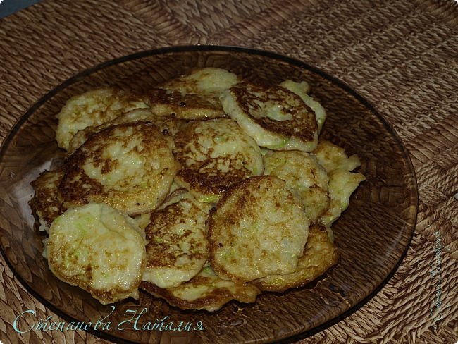 Это кабачковые оладушки по-новому. Скажу честно, для меня так намного вкуснее, чем простые. В чем секрет? Трем кабачок, солим его, добавляем отварной рис (только не пропаренный!), яйцо и муку и жарим. Рис впитает всю влагу, которую даст кабачок. Они такие нежные получаются на вкус, попробуйте! (фото 2)
