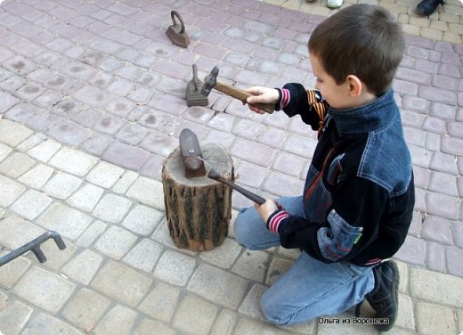 Тут же маленькие мальчики свою кузницу создали.))) (фото 9)