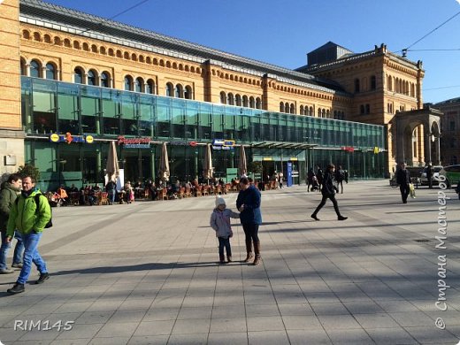 Выходим из центрального вокзала (Hannover Hauptbahnhof) города Ганновер на площадь Эрнст–Август-Плац (Ernst-August-Platz) и оказываемся практически в центре города. (фото 8)