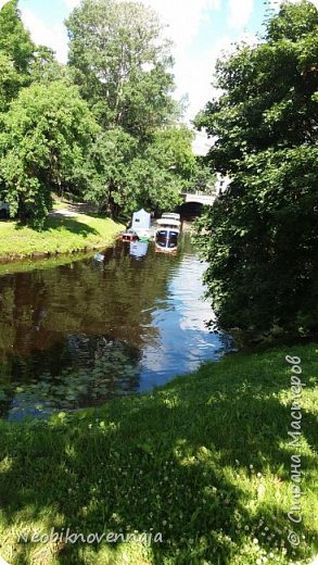 utro vidalosj shikarnoe, solnechnoe, s veterkom. gorod nachinal zhuzzzatj. Po kanalu uze vovsju kuralesili progulochnie lodki.
 (фото 2)