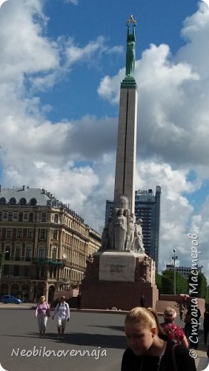 ona samaja ploscadj Svobodi so statuej. pocemu-to ona derzit toljko 3 zvezdi (regioni Latvii), xotja ix 4. :) mi vsegda v shkole shutili, cto nash region Latgale, daze na statui otsutstvuet,potomu nikomu net v Rige do nego dela :) (фото 13)