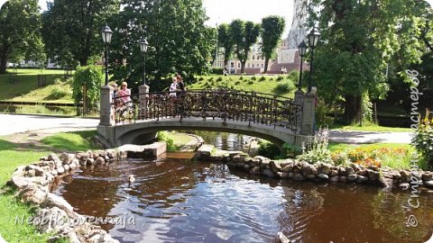 vot takoj mostok s zamkami vljublennix i molodozenov. Neponjatnaja dlja menja tradicija... (фото 15)