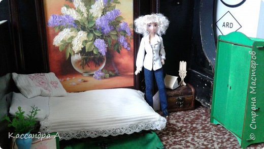 В интерьере кукла смотрится бесподобно! Но, как это ни грустно, сделать из Даниэллы истинную леди у меня не получается... Когда я завивала волосы, я думала о Мерлин Монро, но... (фото 16)