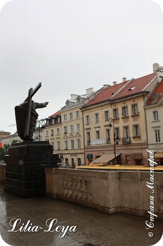 Все...  Гроза роняет последние слезы.
Выходим на улицу.

Фигура Христа несущая КРЕСТ. (фото 54)