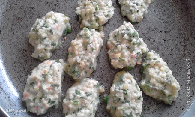 Приготовление :
Кабачки перекручиваем через мясорубку или трем на терке...
добавляем яйца...
специи...
чеснок ( можно измельчить ножом...можно через чесночницу )...
нарезаем петрушку и смешиваем с кабачками...
добавляем муку ( перемешиваем...чтобы не было комочков )...консистенция теста видна на предыдущем фото...
На сковороду наливаем масло...даем нагреться ( проверяем каплей воды...если зашипело....значит...можно выкладывать наши оладушки ) и ложкой кладем тесто... (фото 3)