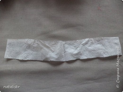 нарезаем из белой салфетки 2 полоски(ручки и ножки), из оранжевой или коричневой(цвет волос)одну полоску и скручиваем в жгутики (фото 4)
