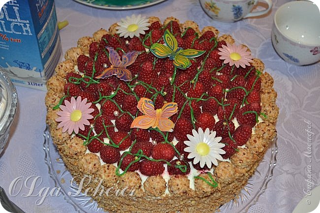 Рецепт : 2банки сгущёнки,4 яйца,250г. маргарина,1 пакетик ванильного сахара,1пакетик разрыхлителя.Всё это хорошо взбить,затем всыпать 2 стакана муки и снова взбить.Дать постоять 20 минут.Затем визуально разделить на 3 части.Тесто будет немного гуще чел на оладьи.На протвень кладу бумагу для выпечки на её выкладываю одну часть теста и предаю форму лепёшки в диаметре 16-18 см. и выпекаю.Печётся быстро при температуре 200г.Формой не пользуюсь.Даю хорошо остынуть ,затем при помощи тарелки вырезаю размер коржа.Все эти коржи смазываю кремом и даю время пропитаться,чем дольше тем лучше. Крем:400г.сливок (30%) ,400г.сметаны(24%),1стакан сахара,1покетик ванильного сахара,3 пакетика загустителя.Сметана и сливки должны быть холодными так легче взбить крем. (фото 3)
