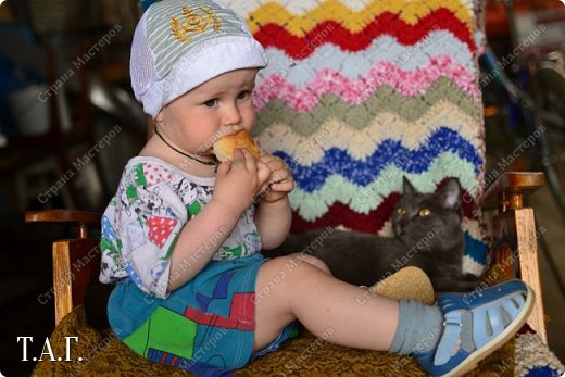 В детстве, как все, с нетерпением ждала каникулы, что бы ехать в гости к бабушке в деревню. Надеюсь, что внук Виталик будет спешить в страну своего детства. Дочь с мужем и внуком живут в другом городе, но достаточно регулярно навещают нас. (фото 1)