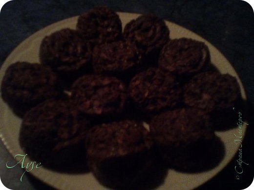 Повторяшка от Натальи Степановой, по ее авторскому рецепту. Это очень вкусно! Ссылочка на оригинал - https://podjem-tal.ru/node/1049770, это совсем недавний рецепт. Обжариваем стакан овсяных хлопьев, добавляем 2ст.л.сгущенного молока, растопленные 30гр.сливочного масла и 75гр.горького шоколада. В остывшую смесь добавляем кокосовую стружку или другие наполнители, формируем в силиконовой форме и отправляем на холод. На непродолжительное время, слава Богу, потому что уже при формовке конфет становится понятно, что терпеть долгое время будет сложно!!! Спасибо, Наталья, за твой неустанный труд, и дай Бог тебе еще кучу новых идей! (фото 1)
