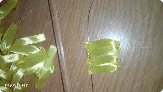 Начинаем собирать на ниточку при помощи иголки (фото 5)