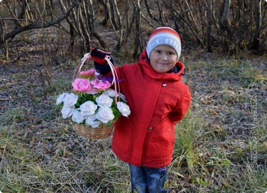 Утречком перед садиком сфоткались на бегу) Розочки уже с конфетами, ещё посадила в букет птичку, но на фото её плохо видно, хотя смотрится она там симпатично))))) (фото 14)