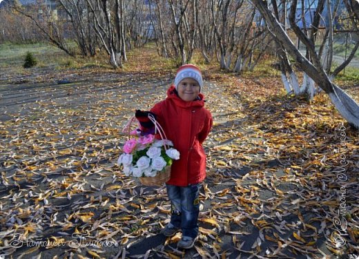 Осенний привет всем из Воркуты))))) Видите маленькую ёлочку на дальнем плане? Вообще-то ёлки у нас не растут, это родители из нашей группы привезли её из лесу (три часа на поезде - и ёлки можно косой косить)) и посадили, надеемся, что она приживётся))))) (фото 13)