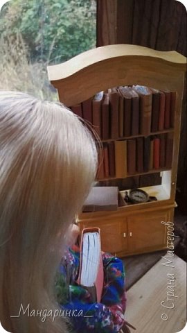 Из всех книг меня привлекла книга с красной обложкой. Название гласило "Алиса в стране чудес". Я посмотрела на часы, стрелки показывали 7:25 (фото 7)