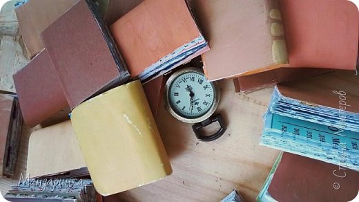 - Боже, что это всё значит? Должна разобрать книги?А как я пойму, сколько времени? - всполыхнула я
- Спроси у меня! - раздался голос на моей спине
- Эй, ты кто?
- Хороший вопрос. Я - часы.
- Говорящие часы!? Я схожу с ума
- По-твоему часы не могут разговаривать? Невоспитанная девчонка, я всё расскажу королеве.
- Королеве!?
- Да. Ой, всё, молчу, а то меня пустят на шестерёнки
- Предположим, что это была игра разума. Я лучше начну разбирать книги, пока они не начали разговаривать (фото 6)