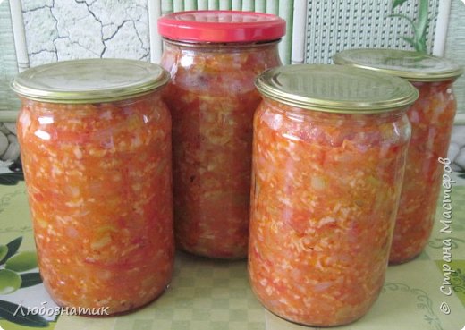 Здравствуйте! Пора делать заготовки - скоро зима! Хочу поделиться рецептом салата, проверен временем и всевозможными гостями.
Нам понадобиться: 1 кг помидоров;
1 кг сладкого перца;
1 кг репчатого лука;
200 г риса;
1-2 ст л. сахара;
2 ст. л. соли;
400 мл подсолнечного масла (я кладу 350 мл, так как для меня кажется слишком много);
3 ст. л . уксуса 9 % (фото 1)