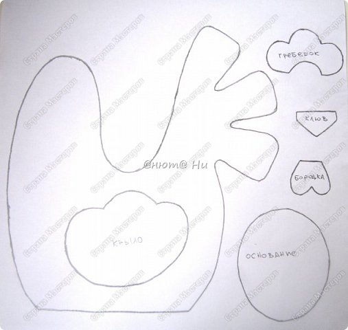 Вот выкройка, по которой шила.
Выкройка взята в интернете, но я изменила нижнюю часть, сделала дно, благодаря которому петух прекрасно стоит. Я ещё овал основания, прежде чем пришивать к туловищу, натянула на картон. (фото 6)