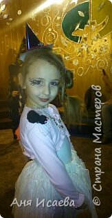 Только вчера обсуждали с доченькой костюм на Хэллоуин. У нас ежегодно на театральном кружке празднуют этот праздник, где собираются вся возрастная категория коллектива))) И вспомнила, что в прошлом году моя девочка была Ведьмочкой. Хочу поделиться идеей костюма, может кому-нибудь пригодиться))) (фото 1)