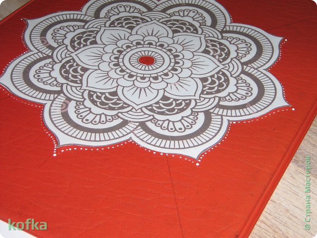 Для совмещения центра вырезаем кружок. Совмещаем и обводим меленькими точками или карандашом, но не на все поверхности ляжет карандаш.
Ждем высыхания и убираем трафарет. (фото 4)