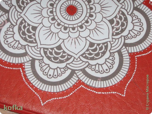 Отрезаем слой рисунка, совмещаем и обводим. 
Обратите внимания что я обвожу наметочными точками, а затем поднимаю линию.  (фото 5)