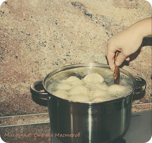 Приготовленные хинкали осторожно, но быстро положить в кипящую воду. Сразу помешать деревянной ложкой, чтобы хинкали не прилипли друг к другу. (фото 11)