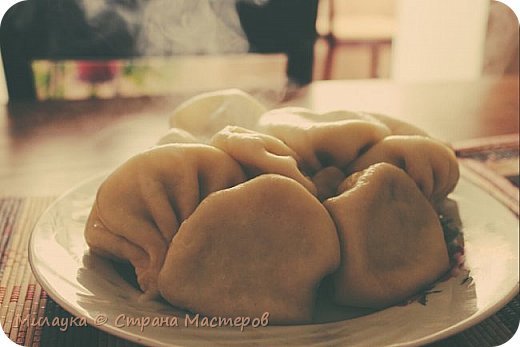 В очередной раз, когда на улице уже дело идет к зимним холодам, мы вспоминаем о Хинкали)) О, это блюдо нас покорило в нашу первую поездку в Грузию и было бы просто преступлением для нас не научиться его готовить, что мы и поспешили сделать. Готовим именно хинкали, не пельмени, грузины этого просто не поймут))
Существует много разных легенд о появлении хинкали, но есть среди них одна особенно популярная. Все происходило в горах во время войны с персами, когда не было большой возможности что-то готовить, жарить. С войны приехал молодой человек, раненый в шею. Жевать, понятное дело, ему было очень сложно, а есть хотелось. Да и продуктов не было, только мясо барана, лук, чеснок и мука. Так что сестра порубила мясо на фарш, завернула в тесто и сварила с бульоном. В горах баранов очень много, а готовить можно было только как-то примитивно совсем. А для хинкали ничего жарить не надо, только лишь кастрюля да мука. Родина хинкали – Пасанаури. Это деревня по пути на Казбеги. Если удалось оказаться в тех краях, не пожалейте времени и отведайте местных хинкали. Они совсем другие – маленькие, более жирные и очень, ну очень вкусные.

Для приготовления хинкали потребуется:

Жирная говядина - 300 гр. (мы берем мяско поровну со свининой)

лук репчатый - 2 головки

тмин - 1 гр.

мука - 300 гр.

вода - 100 гр.

перец черный и перец красный по 1 гр.

соль

Мясо нарезать мелкими кусочками, нарезать репчатый лук, поместить мясо с луком в миску. Добавить соль по вкусу, перец черный, перец красный, тмин. Тщательно перемешать.
Приготовленную массу пропустить через мясорубку. В фарш добавить воду, чтобы стал жидким (фото 1)