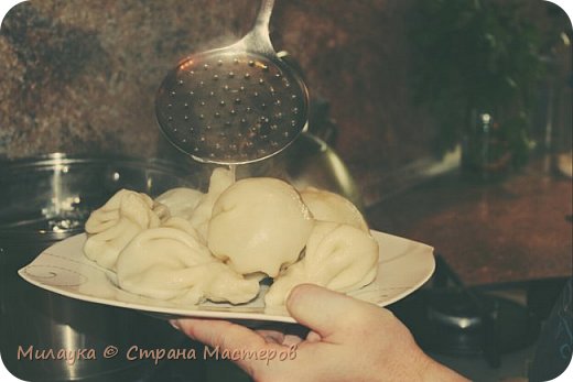 Через 7 минут осторожно вынуть шумовкой. Главное - хинкали не переваривать, чтобы тесто не раскрылось и не лопнуло, чтобы не вытек драгоценный бульон. (фото 12)