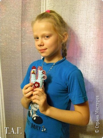 Приезжала в гости племянница Марина.
Увидела мои новые поделки и изъявила желание сшить свою елочную игрушку. (фото 1)