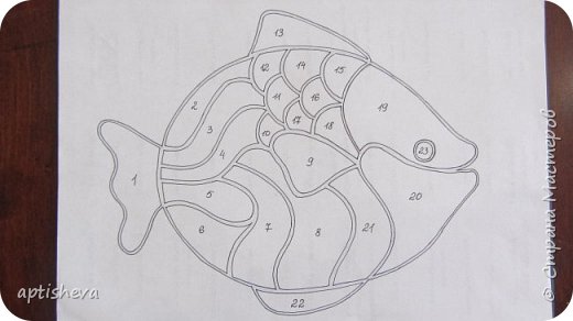 Обвела все линии на туловище рыбки чуть меньше, чем на оригинальном рисунке, пронумеровала, чтобы не запутаться.  (фото 4)