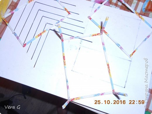 потом склеиваю квадрат.на боковые стойки идут одинаковые трубочки (фото 6)
