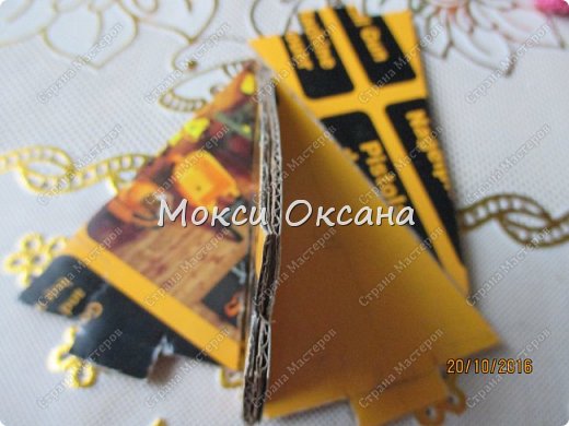 сначала рисуем шаблон,потом,вырезаем,склеиваем две половинки,чтоб елочка была по жестче.Не забываем приклеить ниточку петельку,за которую елочку потом будем вешать.Потом обклеиваем купюрой(я к сожалению не сфотала,мне не удобно было это сделать)Я купюру не разрезаю клею к одной стороне,клеем карандашом,к торцу приклеиваю клеевым пистолетом,переворачиваю,и прикидываю,где мне не хватит купюры,отрезаю кусочек.и заклеиваю предполагаемую дыру.А уж потом клею внахлест остальную часть денежки.И оставляю заготовочки сохнуть на несколько часов(клей карандаш немного размягчает купюру). (фото 6)