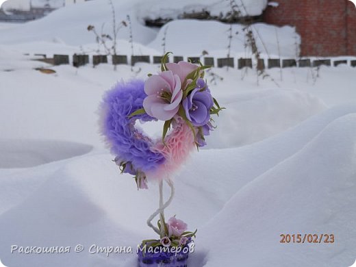 Всем Привет! Давно я ничего вам не показывала, хотя было чем делиться. Вот к примеру этот топиарий. Посетила меня муза и надумалось мне сотворить что-то для себя новое. Экспериментировала с формой и сочетанием материалов. Работой осталась довольна, глядя на "деревце", ощущаю хрупкость и трепетность любви. (фото 1)