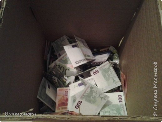 Эта была для подружки, начинка соответствующая. Это были помады, карандаши для губ ,для глаз. Небольшие духи, деньги не настоящие и леденцы (фото 2)