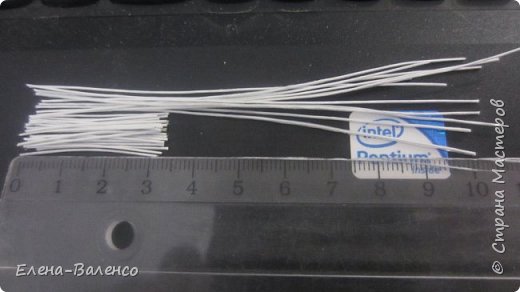 У меня будут не большие веточки. Проволочку я нарезаю для основного стебелька по 10-12 см. Для стебельков на которые будут крепиться листочки на 3 см. (фото 5)