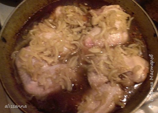 Поверх курицы выложила остатки маринованного лука...который делала для салата " Интрига " https://podjem-tal.ru/node/1059855
закрыла крышкой и в разогретую духовку до тех пор...пока не выпарится жидкость... (фото 4)