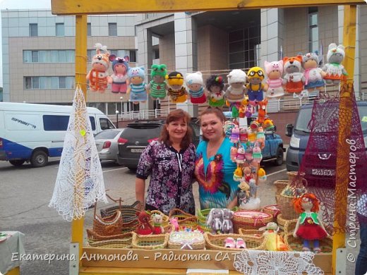 Подруга Инна пришла поддержать меня и принесла вязанные салфетки. Жаль, что дождь не дал нам поторговать. (фото 21)