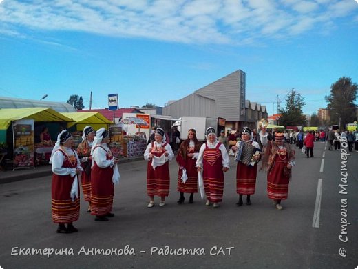 Старорусский ансамбль поднимал настроение весёлыми песнями. (фото 4)