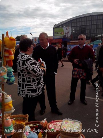 Губернатор Новгородской области беседует с рукодельницами. (фото 5)