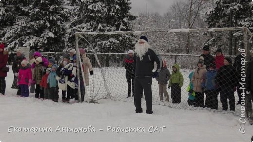 Традиционным для фестиваля является и футбольный турнир. Сражаются Деды Морозы единой командой с Правительством Республики Карелия. В этом году хозяин Игр, Паккайне, признался, что у представителей власти не было шансов на победу – так как на воротах у сказочной команды была настоящая «скала» - такое прозвище дали Полицейскому Деду Морозу коллеги. 
По итогам XVI Олонецких Игр Дедов Морозов, Полицейский Дед Мороз стал победителем в номинации «Самый спортивный Дед Мороз», а также получил приз зрительских симпатий. (фото 67)