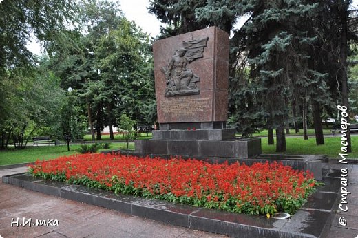 В могиле захоронен сын руководителя коммунистической партии Испании Долорес Ибаррури — Рубен Руис Ибаррури. Сын пламенной Пассионарии. Вместе со своими товарищами — Героем Советского Союза летчиком В. Г. Каменщиковым и командиром артиллерийской батареи капитаном Хафизом Фаттяхутдиновым. В боях за город капитан Рубен Ибаррури командовал гвардейской пулеметной ротой. Он был смертельно ранен 24 августа 1942 года у хутора Власовка. Посмертно ему было присвоено звание Героя Советского Союза. (фото 4)