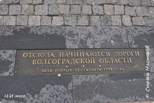 Сколько восстаний и потрясений, сколько реконструкций и демонстраций видела эта площадь! До 8 февраля 1920 года площадь называлась Александровской. Вокруг нее стояли купеческие дома и магазины. А с июля 1919 года, когда Царицын был захвачен войсками Врангеля, в течение полугода именно на этой площади расстреливали и вешали коммунистов. Около 3,5 тысяч… Вечная память защитникам города. Именно в их честь площадь переименовали. Стала она площадью Павших борцов. (фото 2)