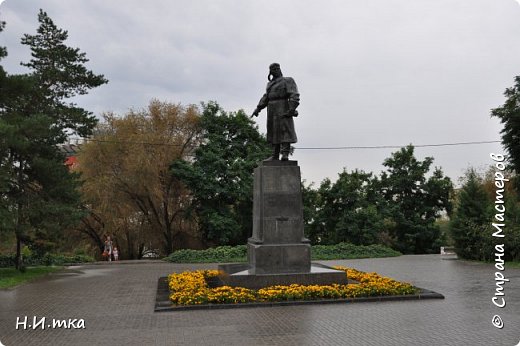 Памятник лётчику-герою Виктору Хользунову. В годы революции он защищал город от белогвардейцев, а в 1936-1937 гг. воевал в Испании. Погиб Хользунов в 1939 году во время испытательного полета.
(фото 7)