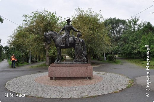 Очень нравится мне эта скульптурная группа, которая находится в парке Победы. Тут изображены проводы казака на службу. Все показано живо и правдиво. Бравый казак и благословляющая его казачка! Рядом с памятником находится церковь и красивая часовня, которые придают дополнительные впечатления. (фото 9)