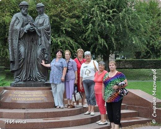Памятник Петру и Февронии Муромским является символом крепкой семьи, взаимоуважения и любви между супругами. Голубь в руках Петра и Февронии – символ семейного очага и мира. Памятник расположен недалеко от храма Иоанна Предтечи, на центральной набережной города Волгограда. (фото 10)