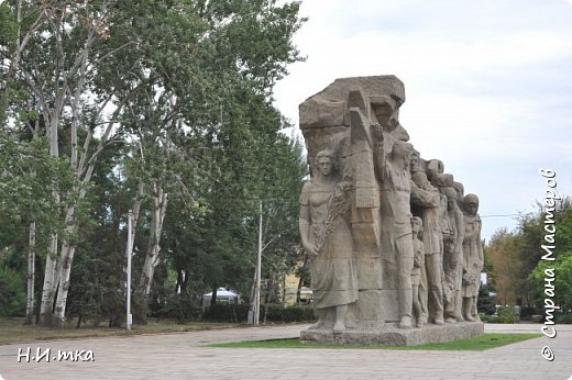 Высадившись на остановке «Мамаев курган» мы переходим дорогу и оказываемся у подножия кургана, откуда по ступеням начнется наш подъем к главному памятнику ансамбля. Здесь же внизу на Входной площади установлен горельеф «Память поколений» и стоят тумбы со священной землей всех двенадцати городов-героев Советского Союза. Поднявшись по ступеням, мы оказываемся на аллее пирамидальных тополей, они как стражи расположились по обе стороны аллеи. Отсюда нам впервые открывается панорама мемориального комплекса с его главными скульптурами «Стоять насмерть!» и «Родина-мать зовет!». Находясь на приличном удалении скульптуры поражают своим величием и масштабом. (фото 16)