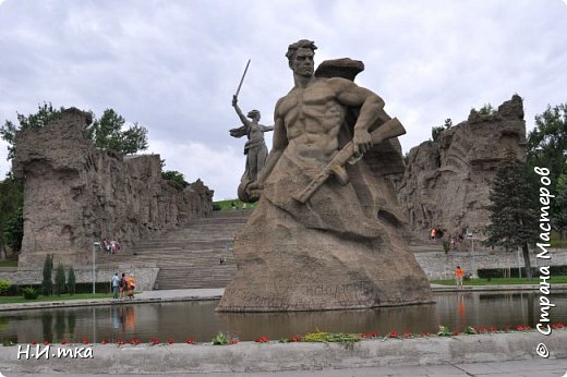 А ступени уводят нас все выше и выше. Вдоль них по обе стороны располагаются стены-руины. Руины эти своеобразный символ разрушенного, но непокоренного Сталинграда. Левая стена символизирует клятву сталинградцев «Ни шагу назад!», правая стена раскрывает тему наступления. Звучат сводки с фронта, прочитанные голосом диктора Юрия Левитана, фронтовые песни и пулеметные очереди, все это создает атмосферу погружения в события осени 1942 и холодной зимы 1943 годов. (фото 20)