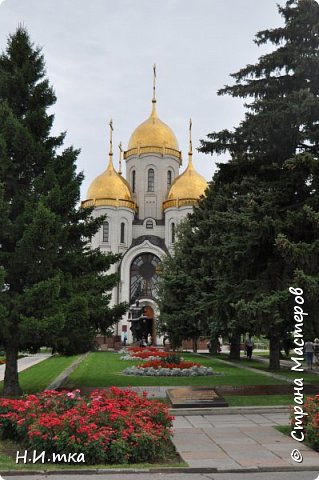 Храм всех святых. Каменная пятиглавая церковь в русском стиле, построена возле Братской могилы на Мамаевом Кургане. (фото 23)