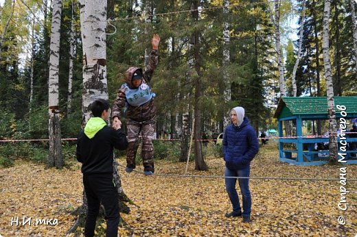 Итак, поехали! Участник проходит препятствие, держась руками за верхнюю веревку, передвигаясь скользящим шагом по нижней. Татьяна первая на этапе параллельные верёвки. (фото 7)