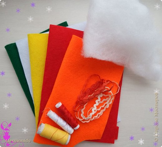 Нам понадобится:
-Фетр ( белый, желтый, красный, оранжевый, зеленый)
-Синтепон или холлофайбер
-Нитки, иголка
-Тесьма декоративная (белого и красного цветов)
-Бусинки для глазок
-Клей ( для ткани и бусин, или любой другой, можно Дракон) (фото 3)